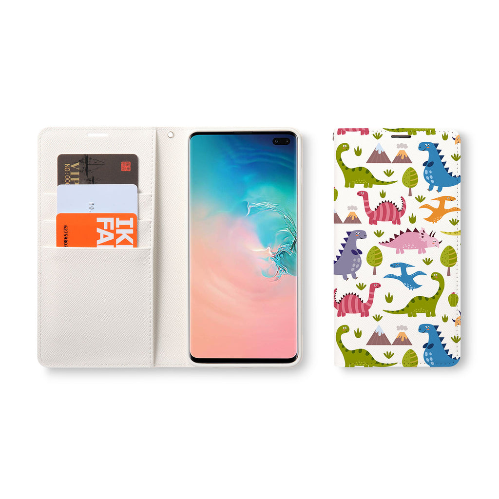 There’s a handy window pocket that lets you flash your ID when needed and a full-size pocket for cash, receipts or magnetic security cards.